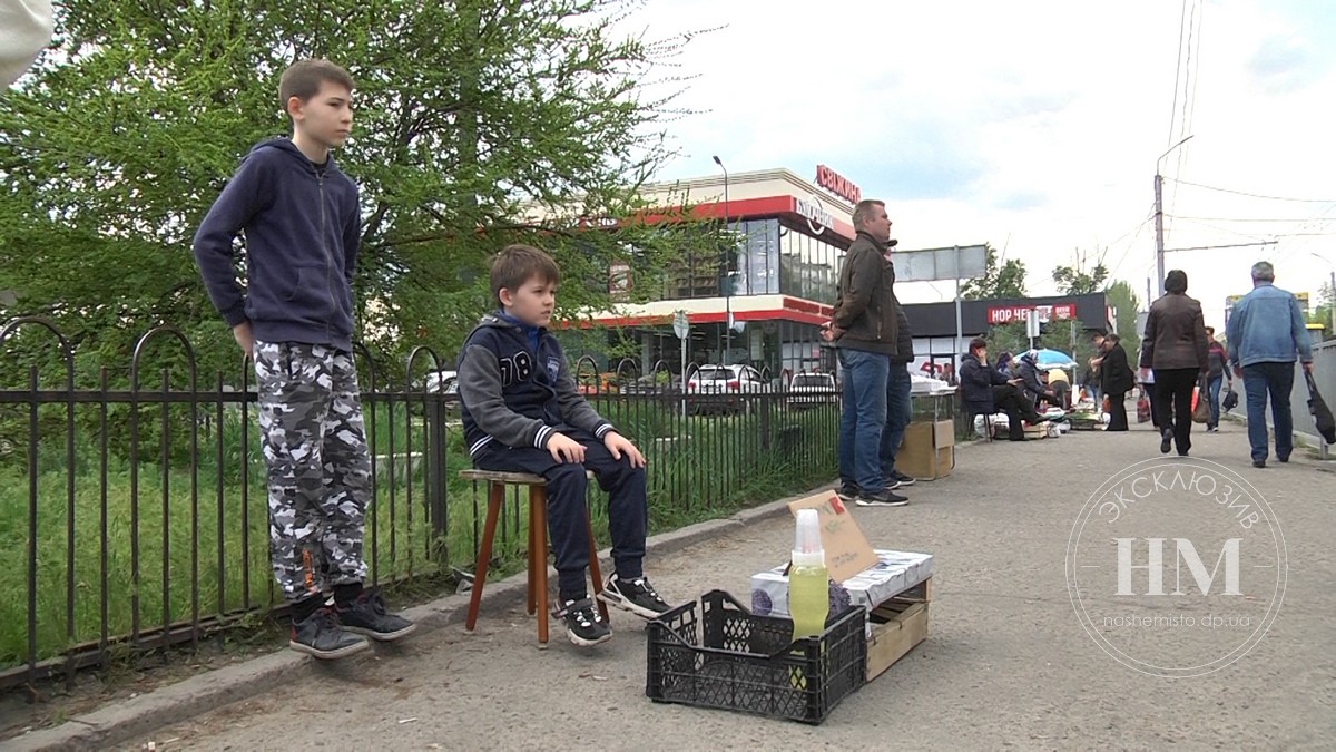 В Днепре дети из Мариуполя продают лимонад - новости Днепра