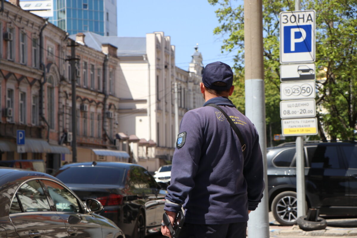 Інспекція з питань контролю за паркуванням почала штрафувати несумлінних водіїв