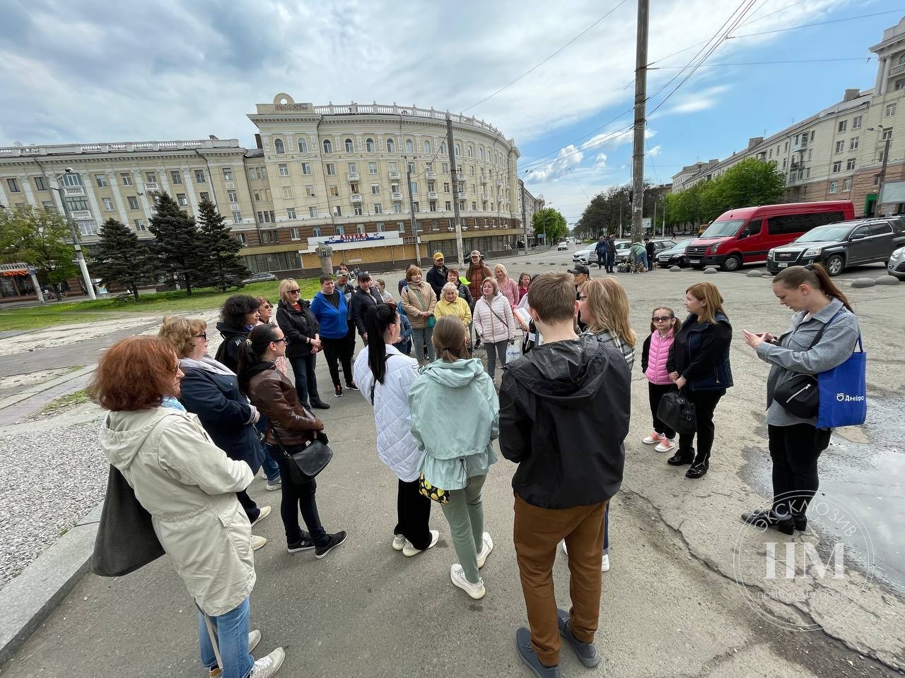 Для переселенцев провели бесплатную пешеходную экскурсию - новости Днепра