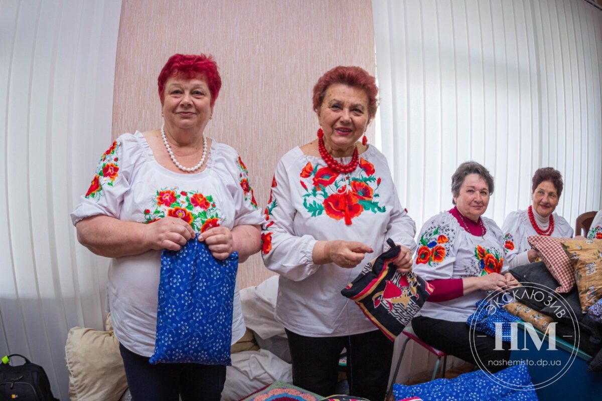 Переживают уже вторую войну: как Университет третьего возраста помогает фронту