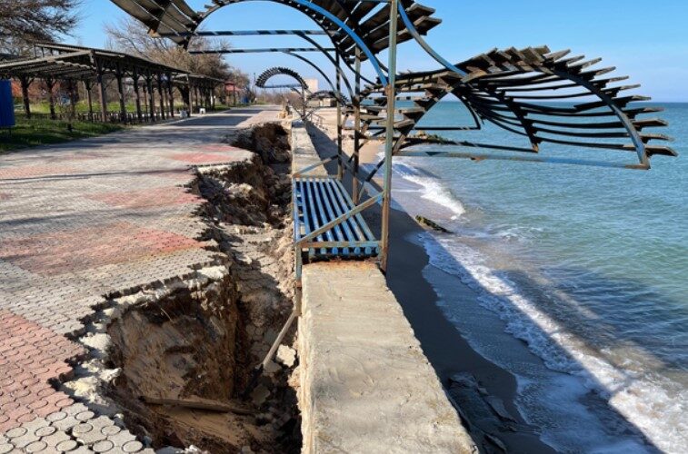 Шторм на Азовском море: обрушилась набережная в Бердянске (Фото)