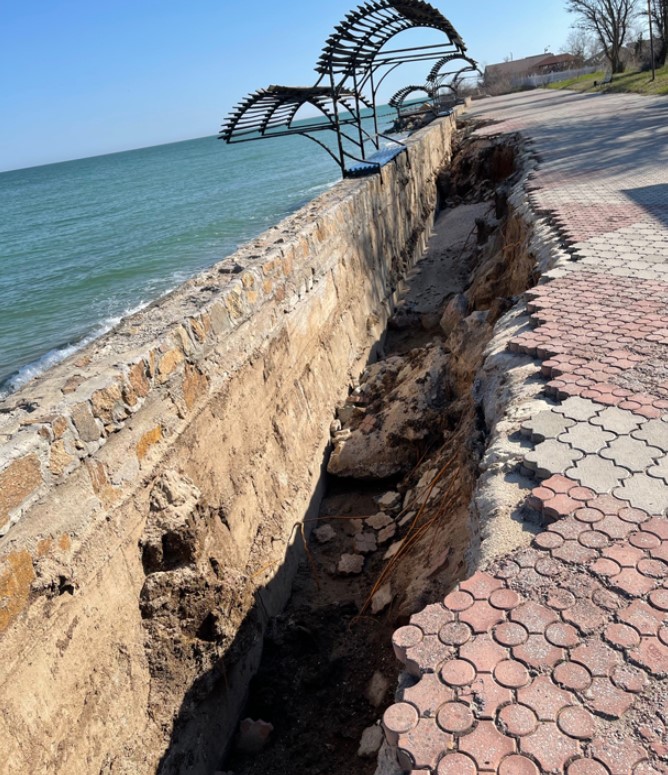 Шторм на Азовском море: обрушилась набережная в Бердянске (Фото)