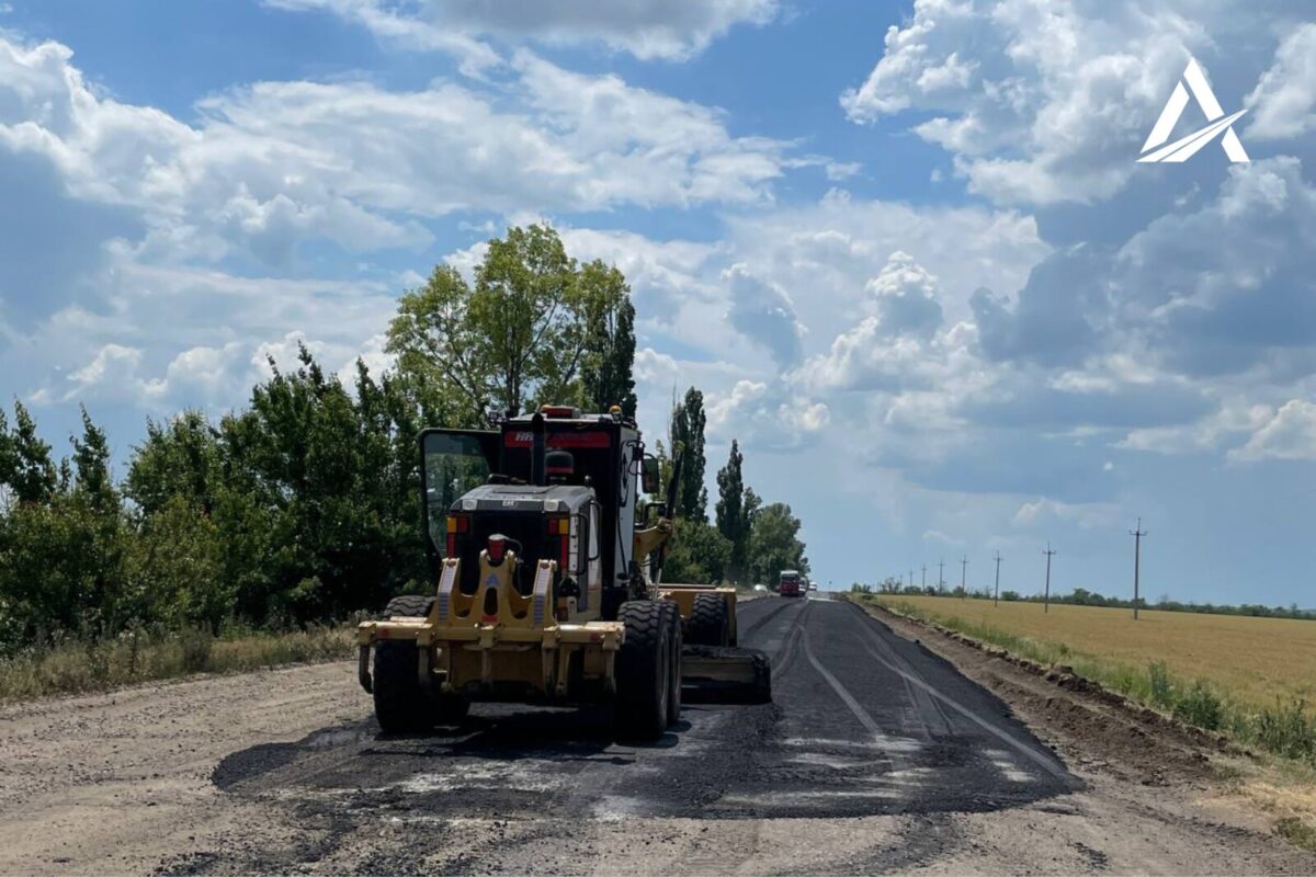 В Днепропетровской области ремонтируют одну из самых длинных дорог в регионе