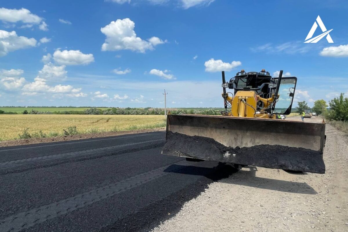 В Днепропетровской области ремонтируют одну из самых длинных дорог в регионе