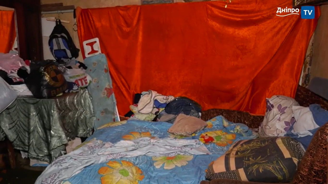 Дом ужасов и беспорядка: в Днепре семья с 4 детьми живет в страшных условиях (Видео)