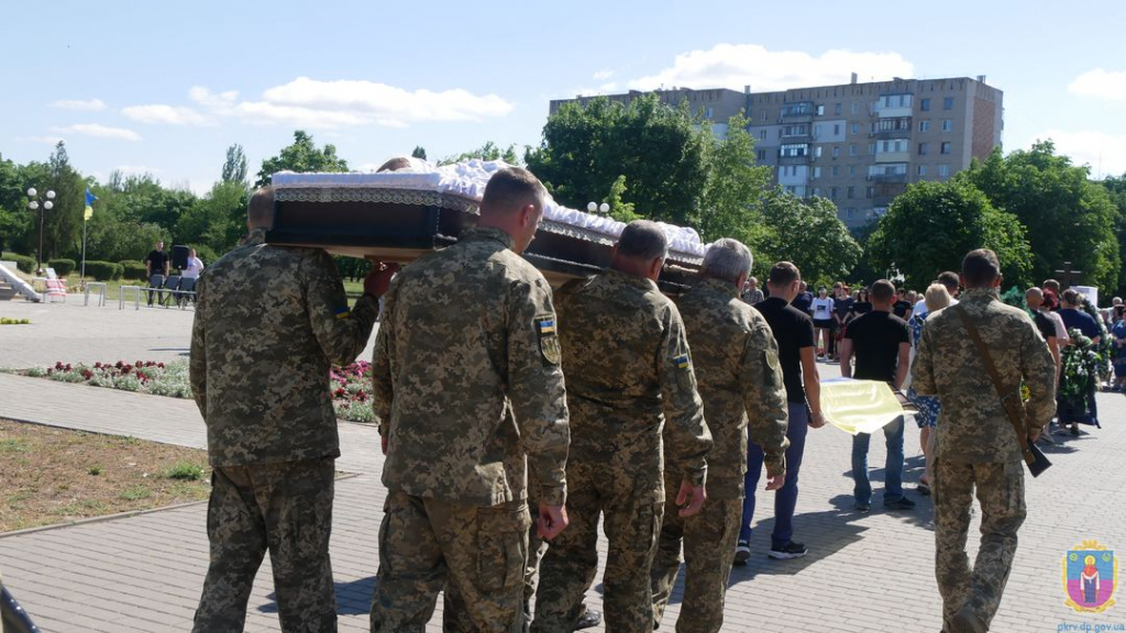 На колінах стояло усе місто: у Покрові попрощалися з 36-річним гранатометником