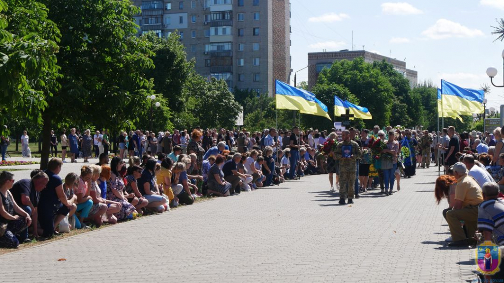 На колінах стояло усе місто: у Покрові попрощалися з 36-річним гранатометником