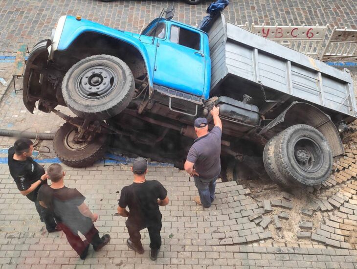 В центре Днепра грузовик провалился под землю: что случилось (Фото, видео)