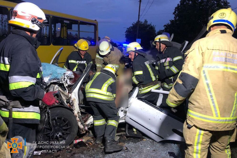 У Нікополі сталася страшна ДТП Toyota з маршруткою - Наше Місто