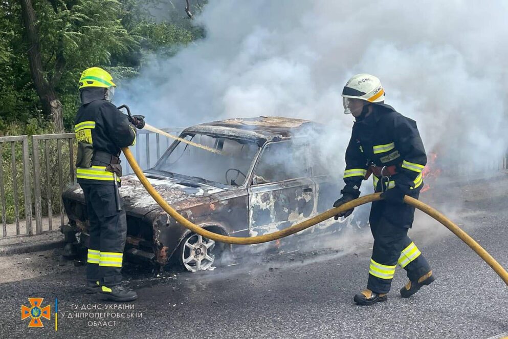 У Дніпрі на ходу загорілись "Жигулі" (Фото). Новини Дніпра