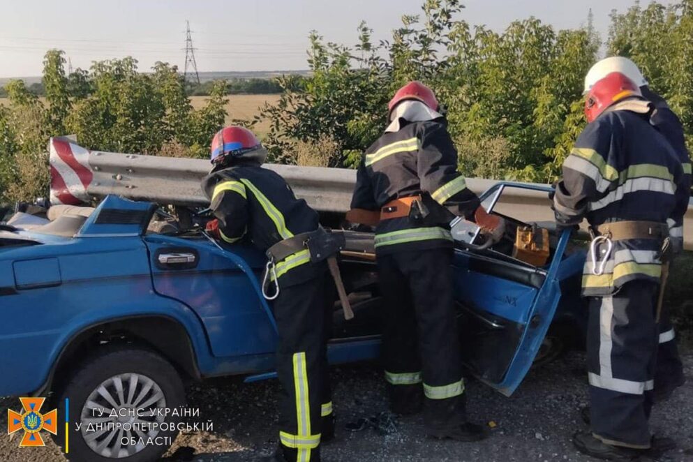 Рятувальники вилучили тіло загиблого водія з понівеченого легковика внаслідок ДТП