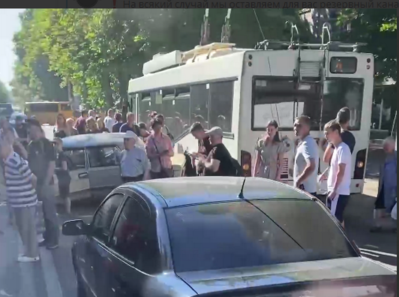 Перекрытая дорога и толпа на дороге: в Днепре на Титова сильное ДТП (Фото)