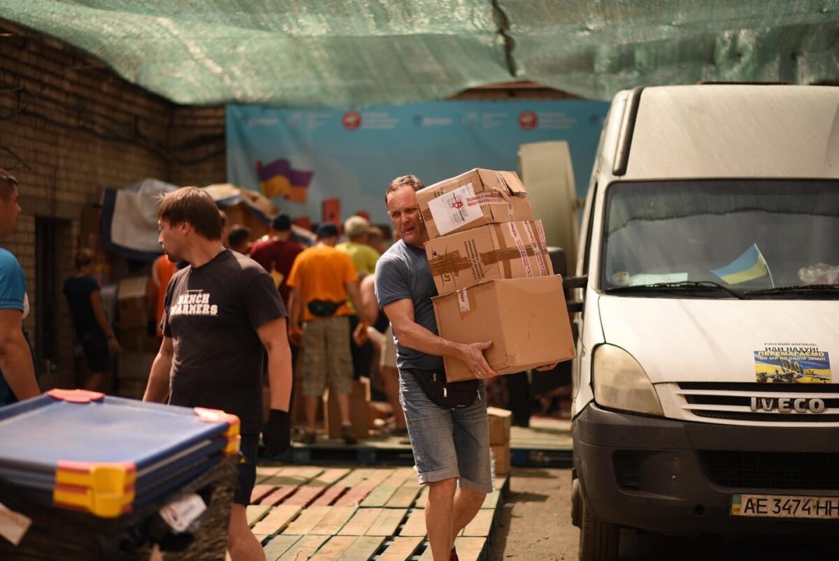 Продукти, засоби гігієни, генератори, амуніція: чергова допомога від Дніпра військовим та цивільним 