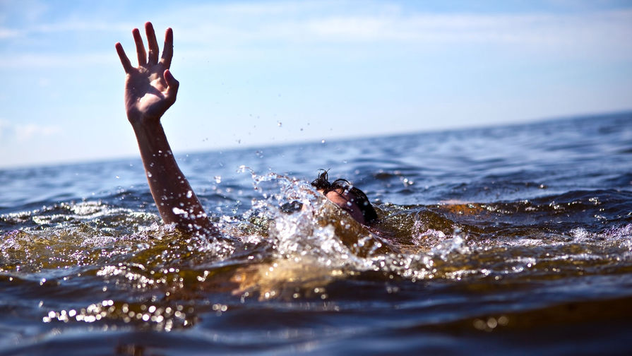 Нырнул в воду и пропал: под Днепром утонул парень