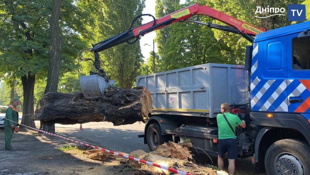 У Дніпрі комунальники усувають наслідки негоди - Наше Місто