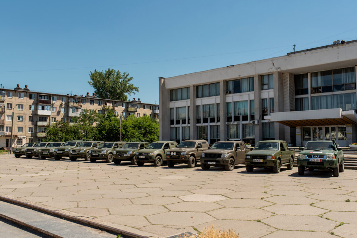 Фонд Віктора Пінчука передав до військових бригад Дніпропетровщини 12 пікапів