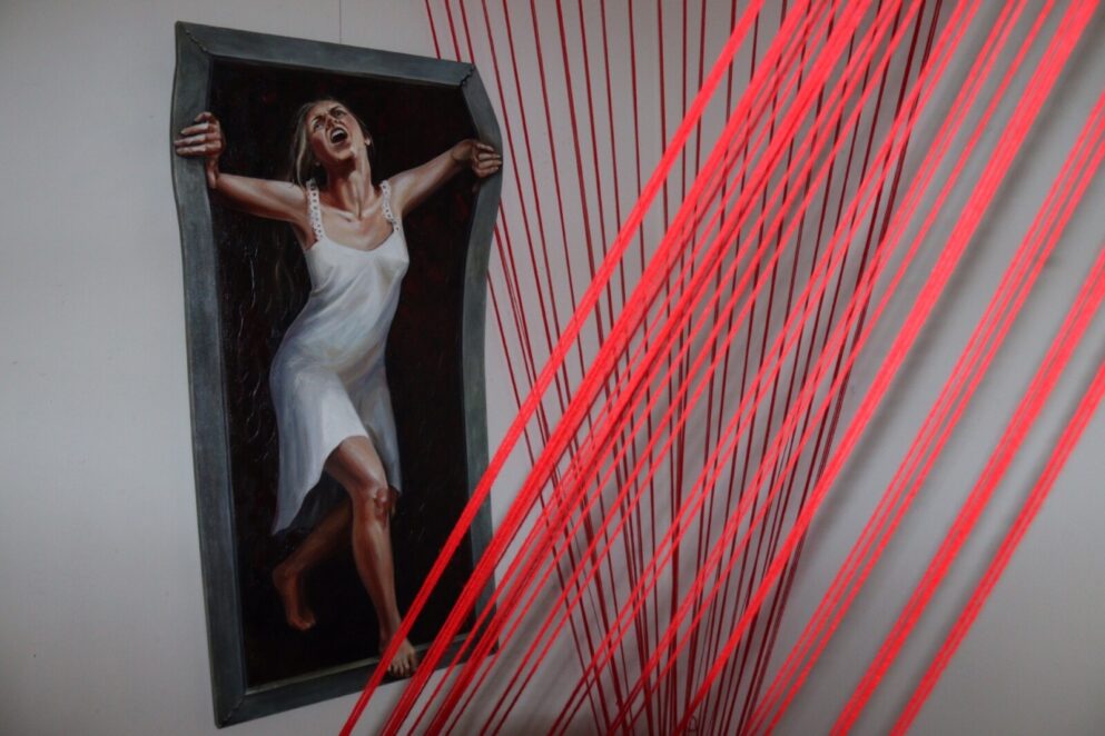 Концептуальні картини, знищення путіна: у Дніпрі відкрили благодійну художню виставку "Неприйняття"