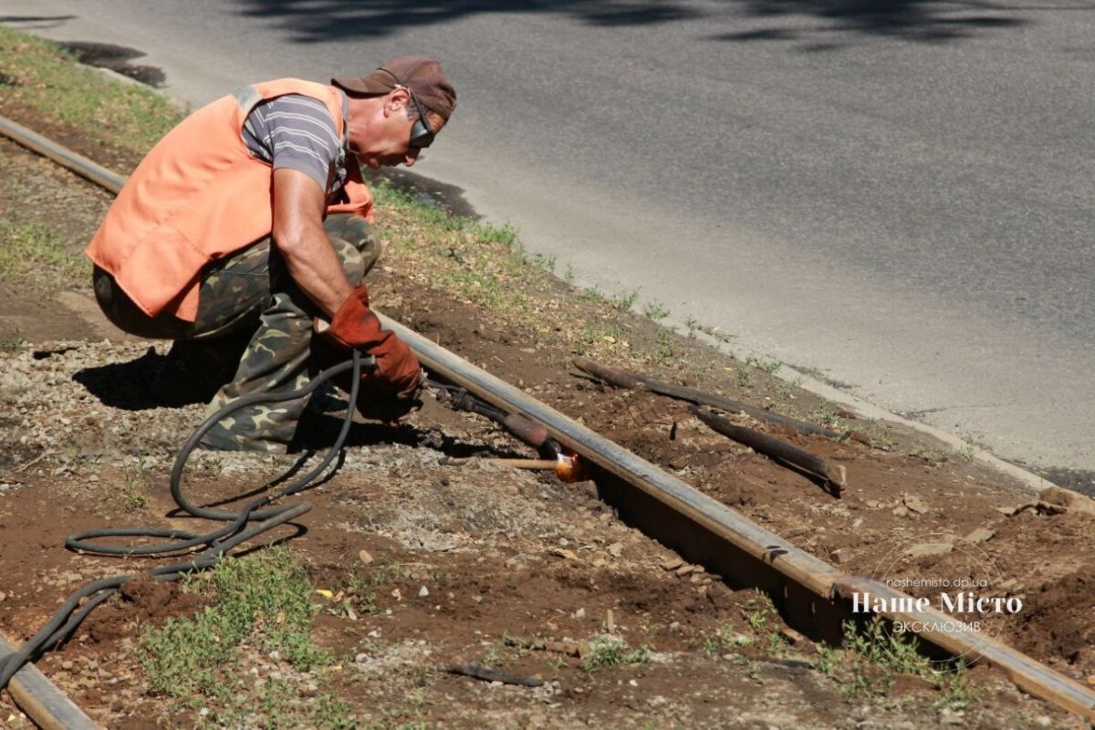 Коммунальщики продолжают ремонты путей и контактных сетей - Наше Мисто