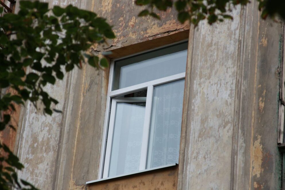 У Дніпрі відновлюють будинки після ракетного удару російськими терористами 15 липня  
