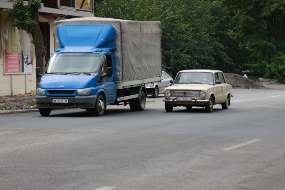 У Дніпрі відновлюють будинки після ракетного удару російськими терористами 15 липня  