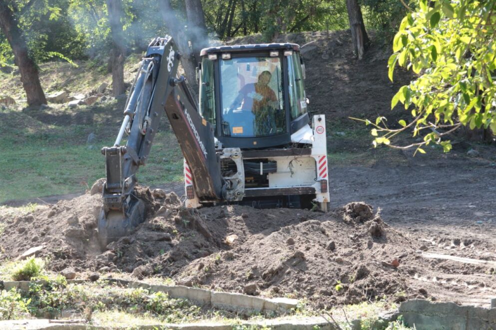 20 камазів зі сміттям: у парку Зелений Гай ліквідовують сміттєзвалище, яке влаштували дніпряни