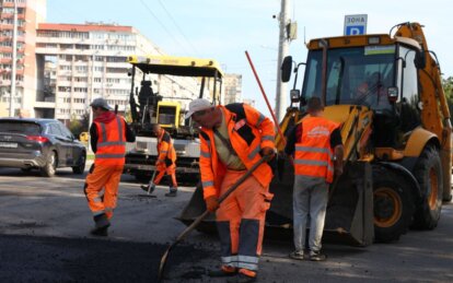 Після паузи майже в пів року у Дніпрі продовжили ремонтувати дороги: чому роботи не виконували раніше