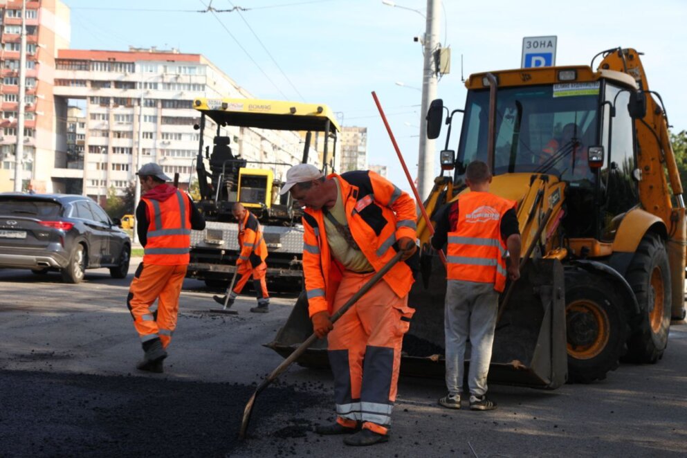 Після паузи майже в пів року у Дніпрі продовжили ремонтувати дороги: чому роботи не виконували раніше