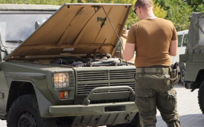 Маневрені та надійні: міська влада передала на фронт іще вісім автівок