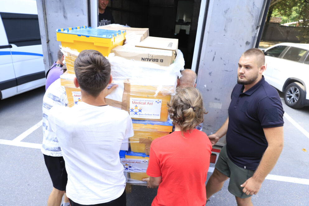 Автівки, ліки та спорядження: Кельн передав Дніпру чергову партію гуманітарної допомоги