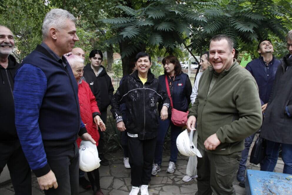 «Зробили швидко»: дніпряни показують, як відновили їхні будинки після влучання російських ракет 