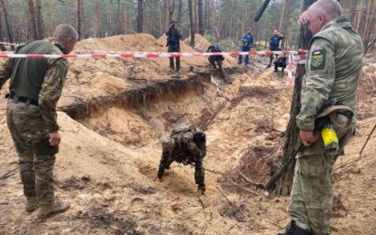 Півтисячі хрестів: у звільненому Ізюмі знайшли масове поховання українців