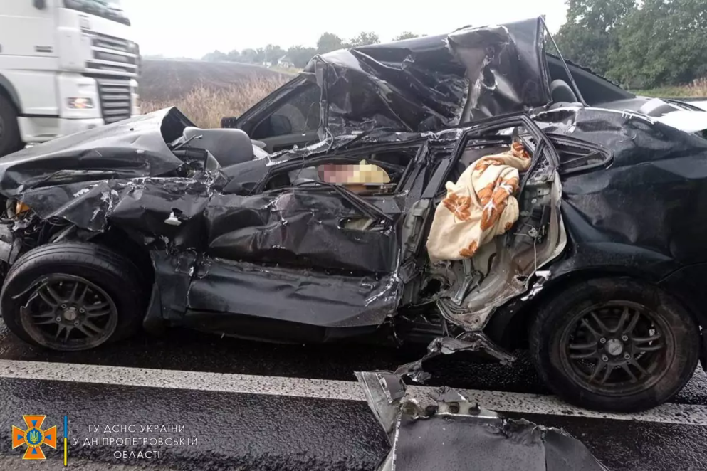 Не впорався з керуванням і в’їхав у вантажівку: під Дніпром сталася смертельна ДТП