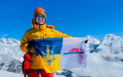 Співробітниця «АТБ-Маркет» з Дніпра покорила гору в Непалі і встановила на вершині прапор Україні