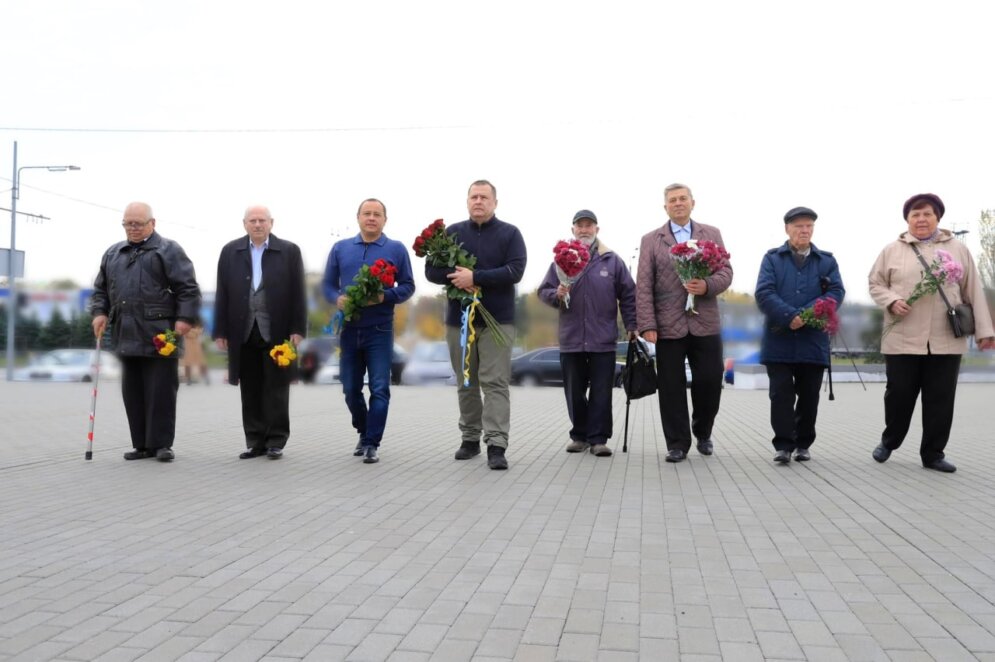 У річницю визволення Дніпра у Другій світовій Філатов передав військовим чергову партію тех-ніки