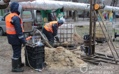 У Дніпрі продовжують бурити свердловини та встановлювати ємності з технічною водою