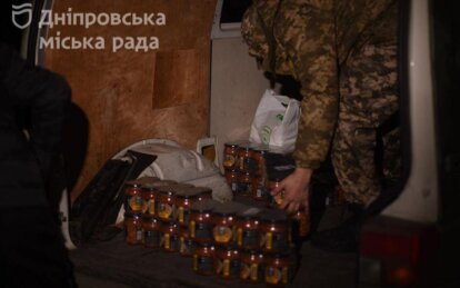 Одяг, взуття, спальники, продукти, корми для тварин: допомога від Дніпра за тиждень