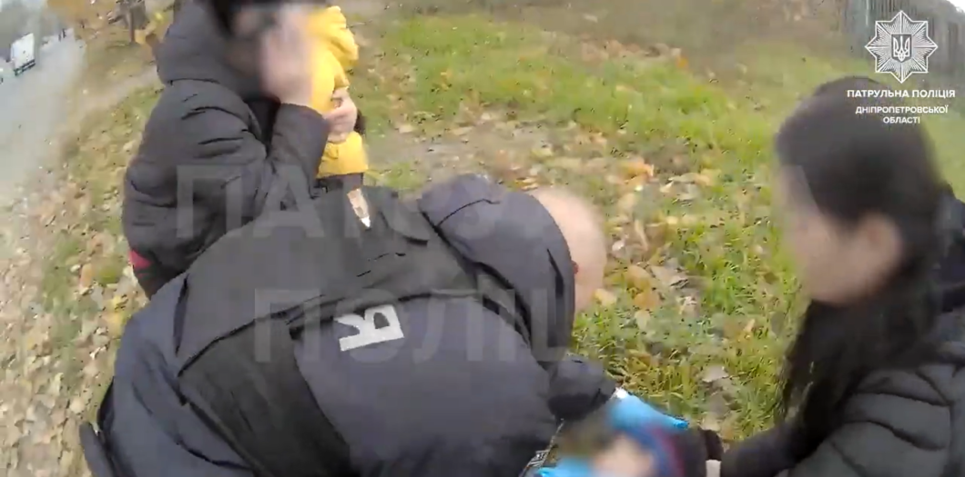 У ребенка начались судороги: днепровские патрульные помогли спасти мальчика (видео)
