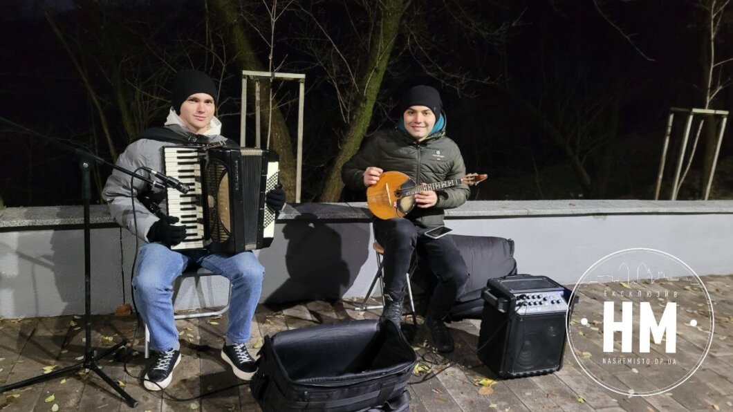 Так звучить Україна: дует з Дніпра грає на вулицях міста (Ексклюзив) Новини Дніпра