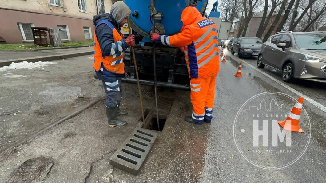 У Дніпрі прочищають дощоприймачі (Фото) - Наше Місто