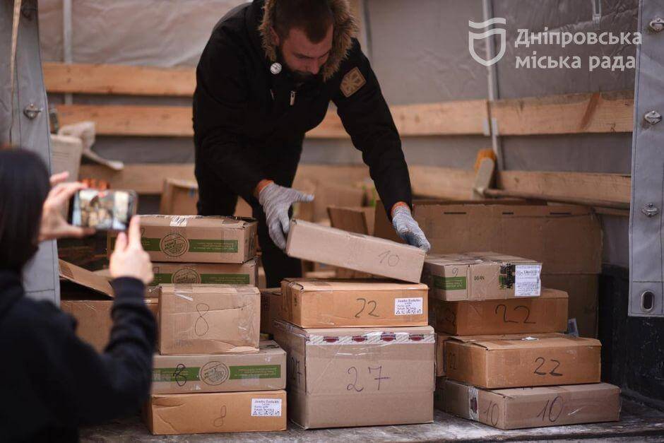 Спальні мішки, окопні свічки, білизна, теплі речі продукти, корми для тварин: допомога від Дніпра за тиждень  