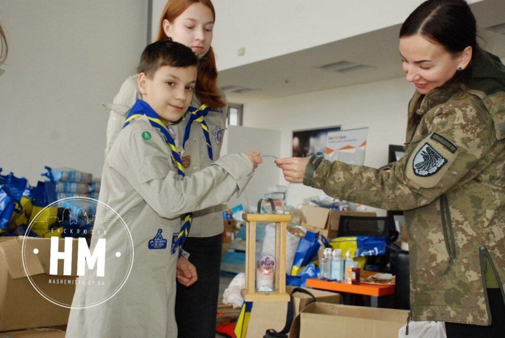 Дніпровські скаути передали вогонь миру на передову (Ексклюзив) Новини Дніпра