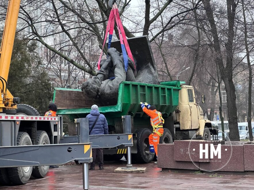 Новини Дніпра: У Дніпрі знесли пам'ятник Максиму Горькому