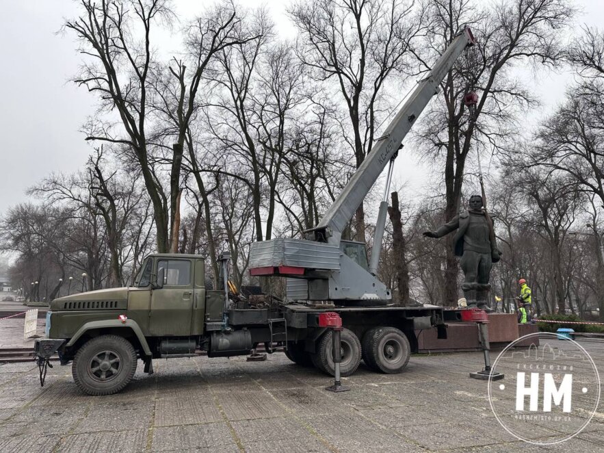 У Дніпрі демонтували пам’ятник льотчику Валерію Чкалову (Фото)