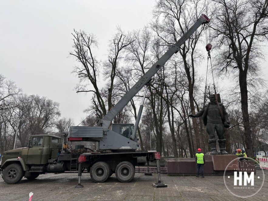 У Дніпрі демонтували пам’ятник льотчику Валерію Чкалову (Фото)