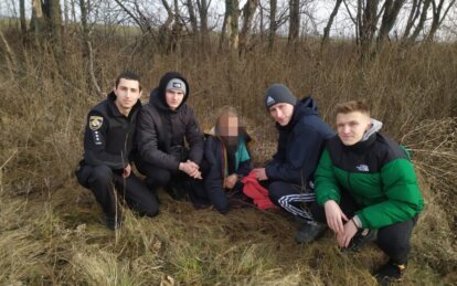 Ледь не змерзла посеред поля вночі: під Дніпром курсанти ДДУВС врятували літню жінку