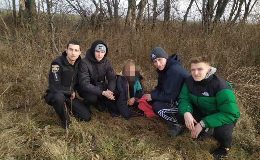Ледь не змерзла посеред поля вночі: під Дніпром курсанти ДДУВС врятували літню жінку