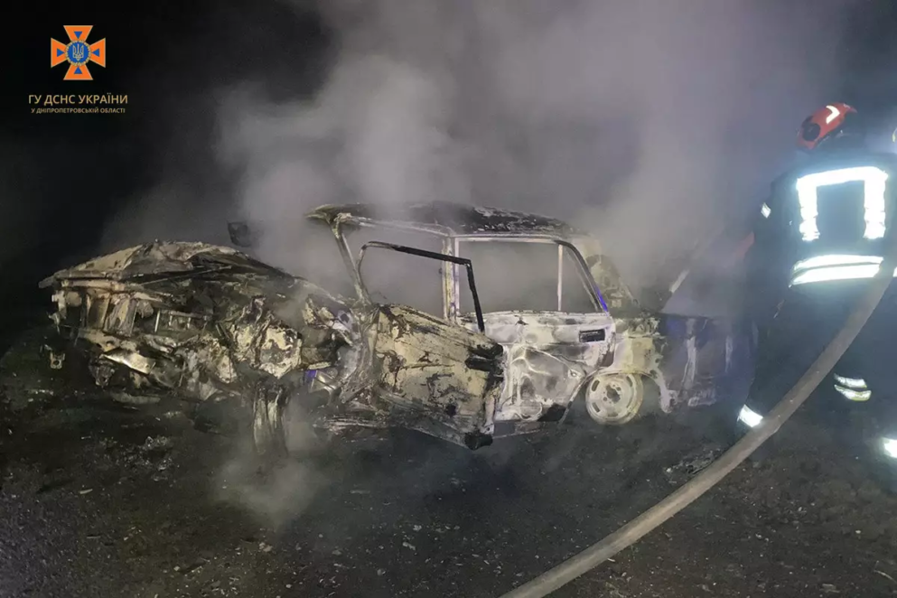 Моторошна ДТП під Дніпром: чоловік загинув у охопленому полум'ям авто (фото)