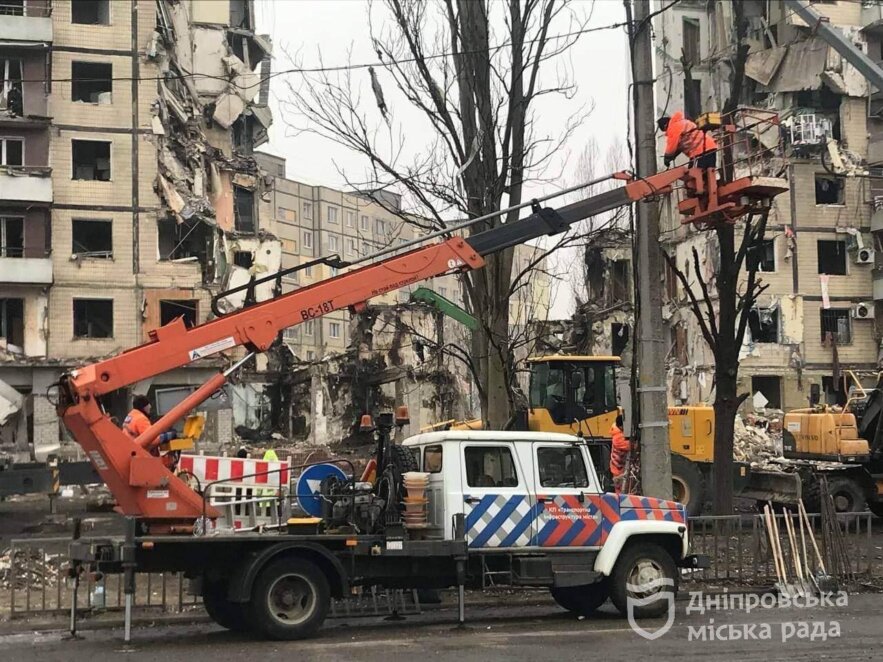 У Дніпрі почали відновлювати об'єкти транспортної інфраструктури, пошкоджені внаслідок ракетного удару