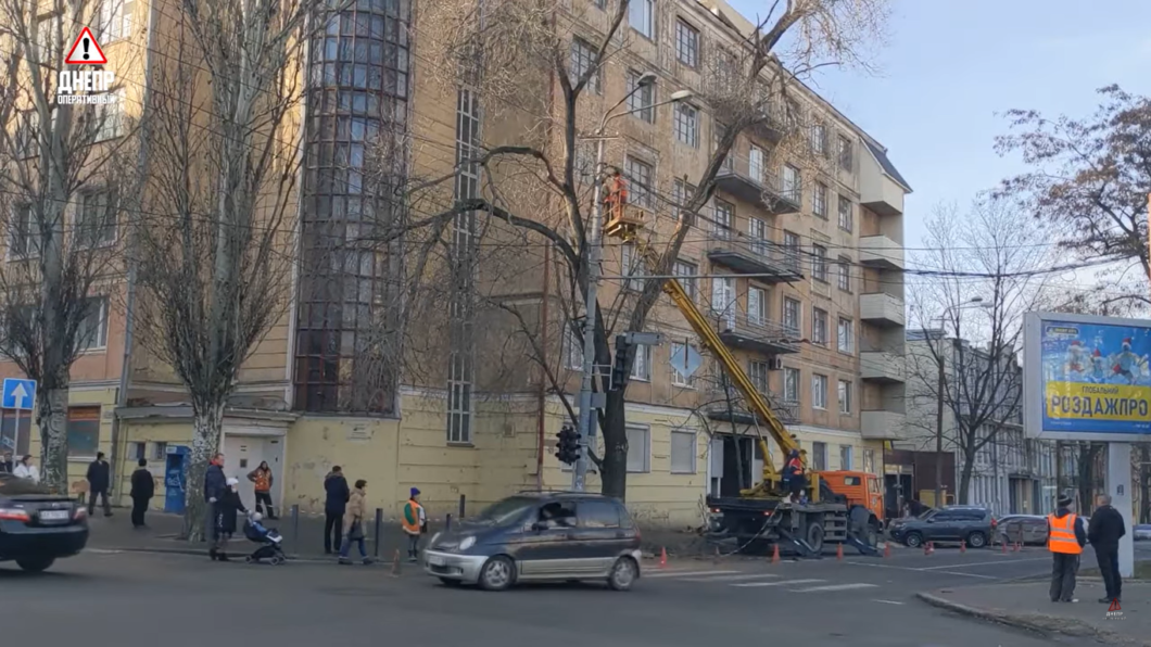 У Дніпрі проводять планові обрізки та ліквідації аварійних дерев (відео)