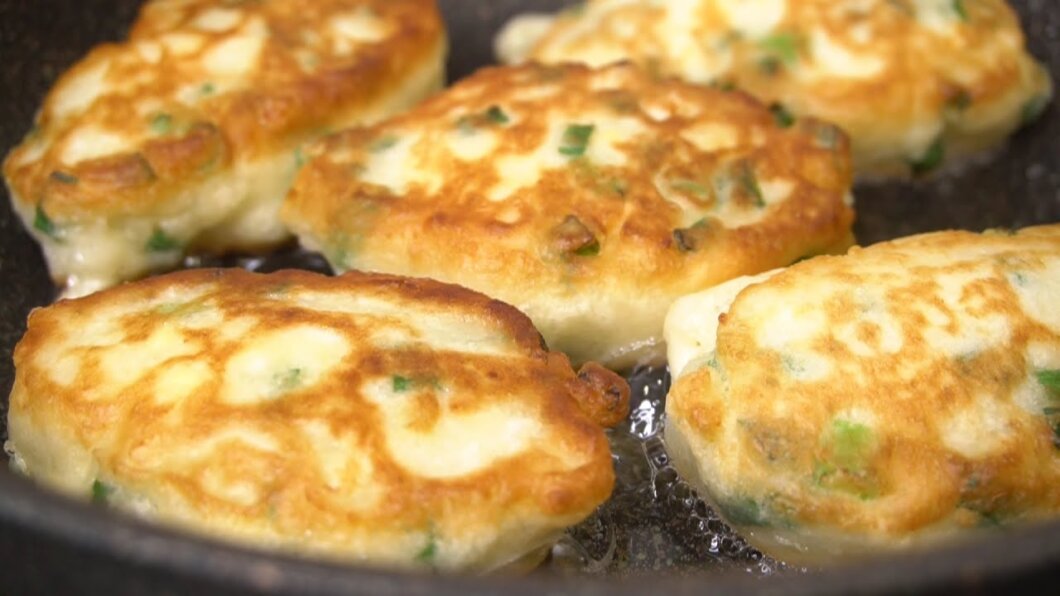 Бюджетно, быстро и вкусно: рецепт ленивых картофельных пирожков